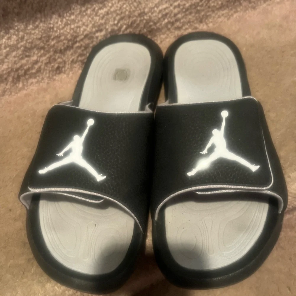 Jordan slides size 9 black. Beautiful and in great condition. So comfortable! - Picture 3 of 7